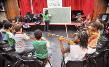 Música instrumental é usada para melhorar rendimento escolar